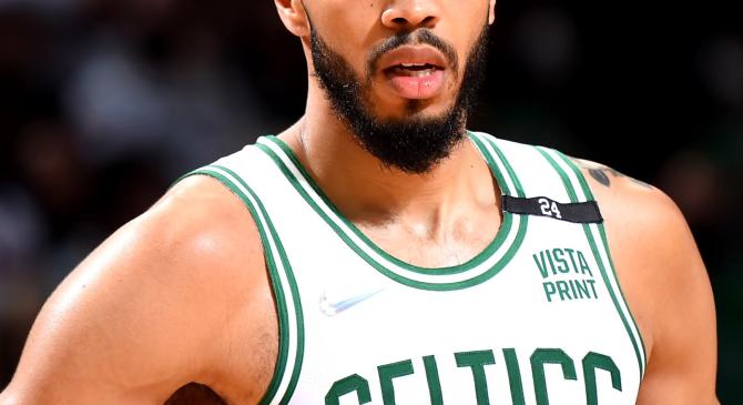 九游体育-塔图姆在勇士比赛中表现优异，战术调整引发热议！