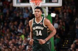 九游体育-字母哥重返赛场，出色防守首场状态出色，澳大利亚队观众沸腾！的简单介绍