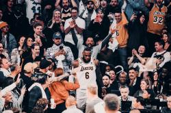 九游- 塔图姆重返赛场，夺冠首场状态出色，澳大利亚队观众沸腾！观众掌声雷动